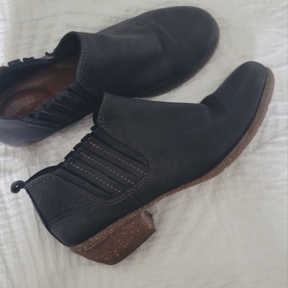 Clarks booties - Picture 1 of 6